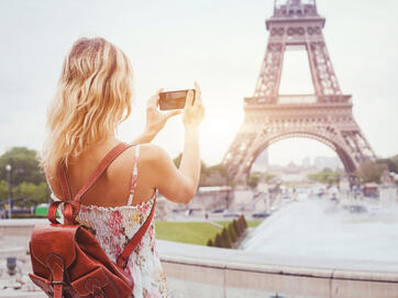 Paris Eiffelturm Tourist Staedtereise City Tour Kamera