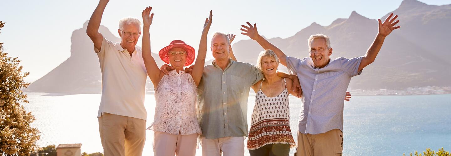 Senioren Urlaub Reise Freunde Gruppe Aktiv Spazieren Wandern Tourist2